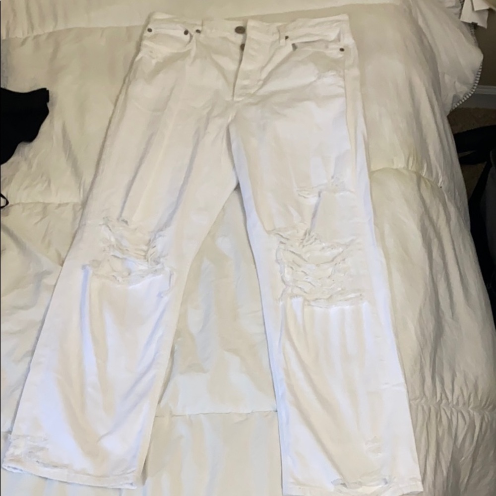 white distressed boyfriend jeans!!